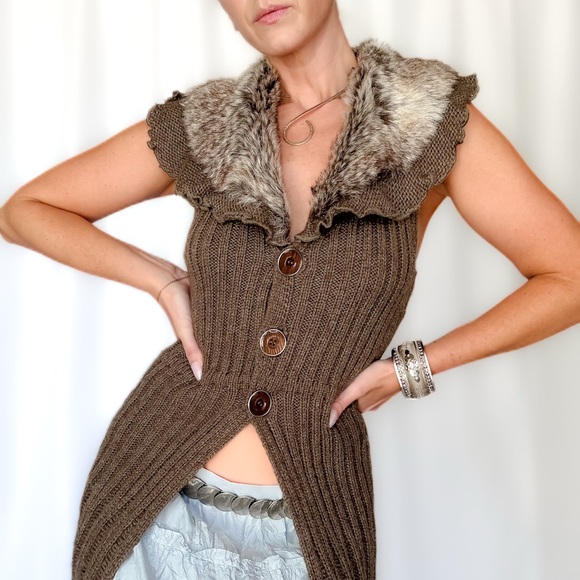 💔SOLD💔 Brown Knit Vest with Faux Fur Collar - Picture 2 of 4